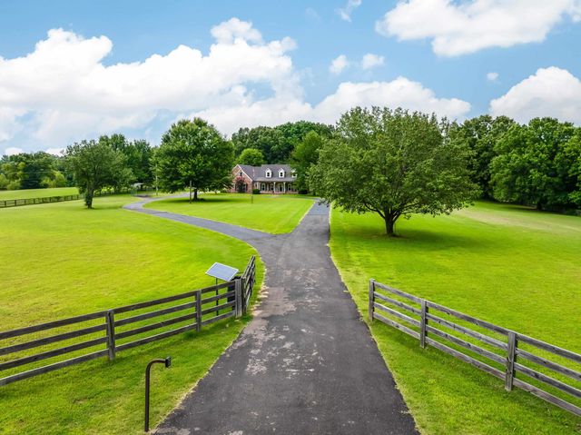 1855 OAK GROVE DR, Moscow, TN 38057