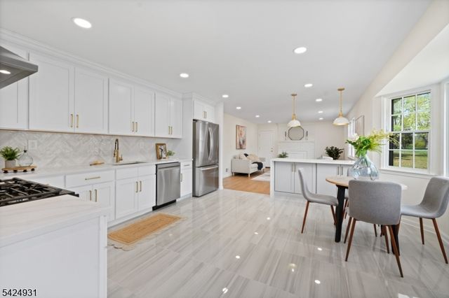 22 Hillcrest Rd, Hillsborough Twp., NJ 08844