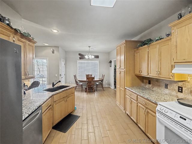 29877 S Qualls Road, Park Hill, OK 74451