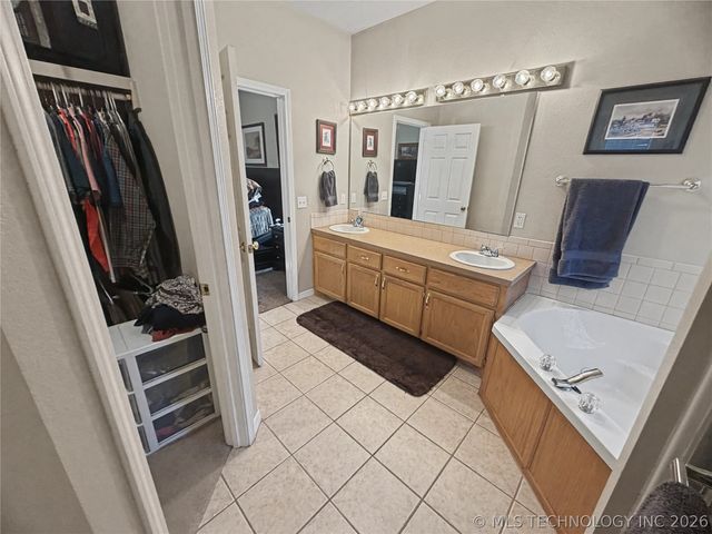 29877 S Qualls Road, Park Hill, OK 74451