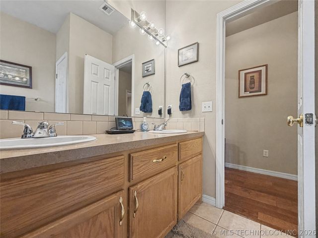 29877 S Qualls Road, Park Hill, OK 74451