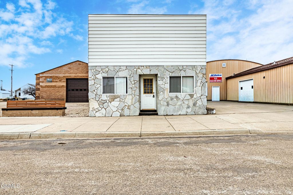 204 Broadway Street N, Linton, ND 58552