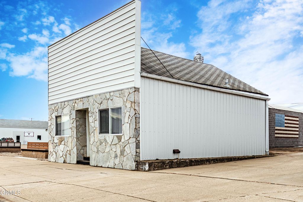 204 Broadway Street N, Linton, ND 58552 photo 2