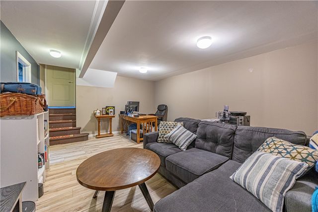 624 Fort Couch Rd, Upper St Clair, PA 15241