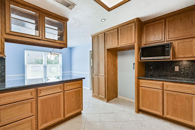 803 Greenbriar Avenue, Friendswood, TX 77546