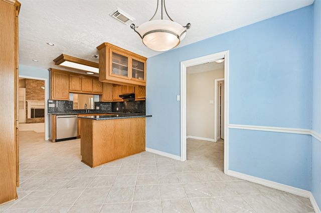 803 Greenbriar Avenue, Friendswood, TX 77546