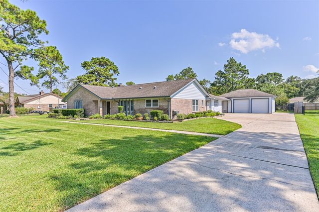 803 Greenbriar Avenue, Friendswood, TX 77546