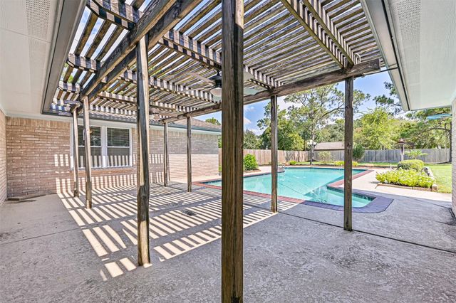 803 Greenbriar Avenue, Friendswood, TX 77546