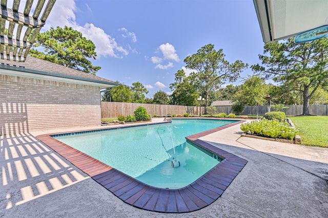 803 Greenbriar Avenue, Friendswood, TX 77546