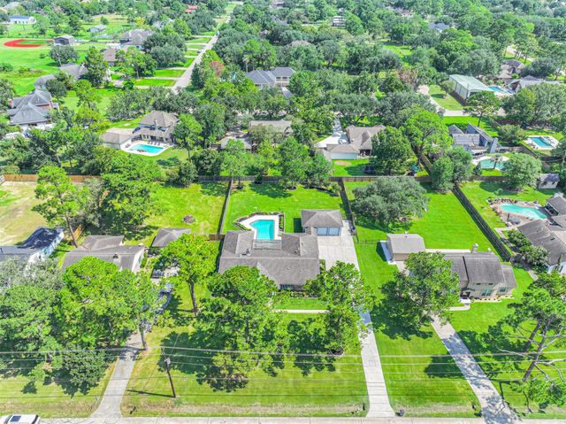 803 Greenbriar Avenue, Friendswood, TX 77546