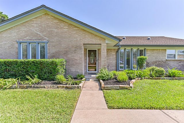 803 Greenbriar Avenue, Friendswood, TX 77546