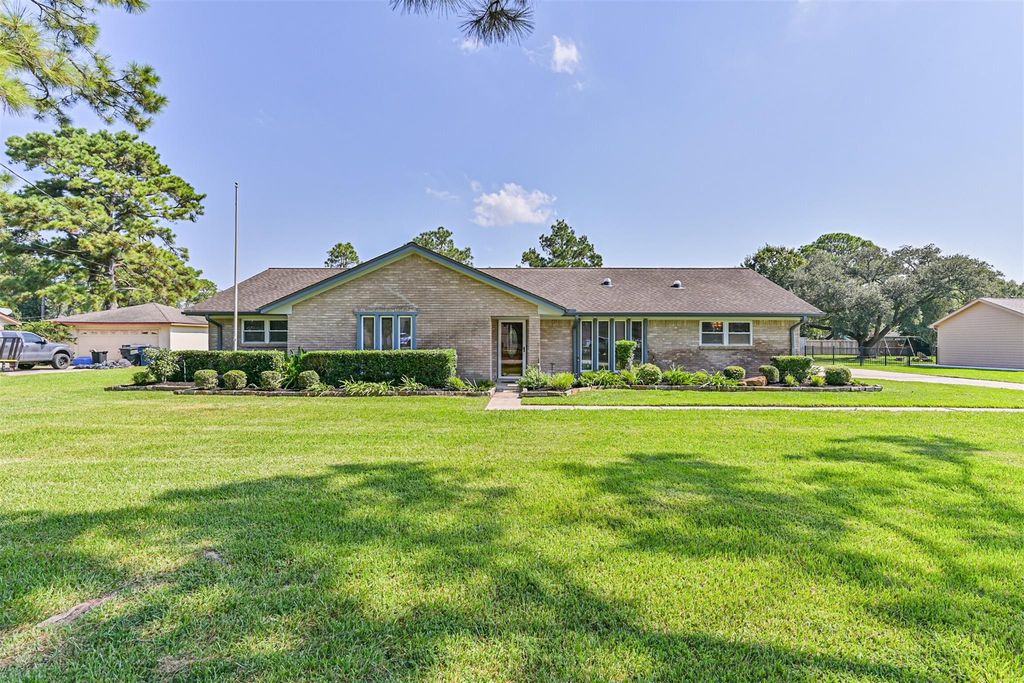 803 Greenbriar Avenue, Friendswood, TX 77546