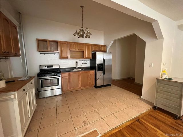 99-22 34th Ave, Corona, NY 11368