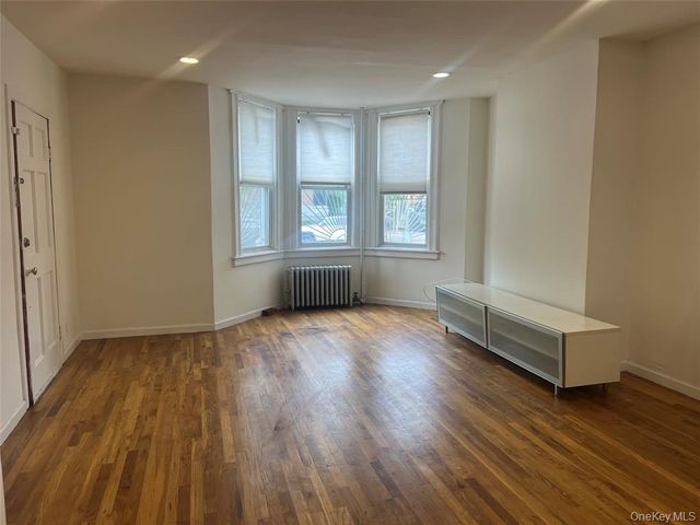 99-22 34th Ave, Corona, NY 11368