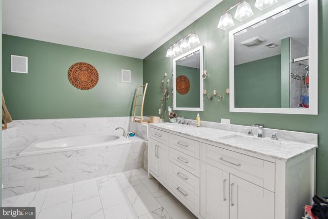 100 CAPTAINS WALK, Egg Harbor Township, NJ 08234