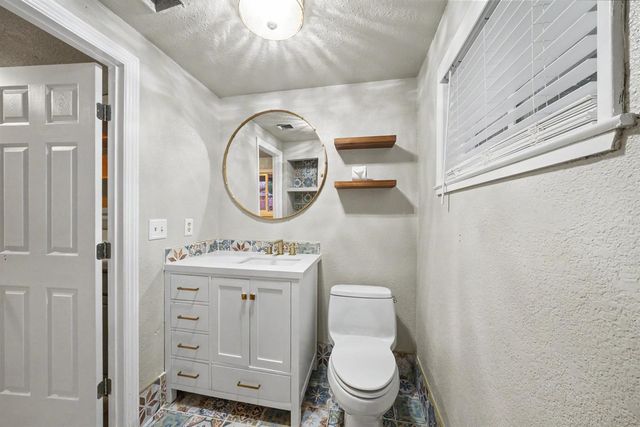 1374 E Gaschen Avenue, Fresno, CA 93725