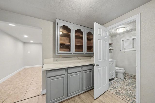 1374 E Gaschen Avenue, Fresno, CA 93725