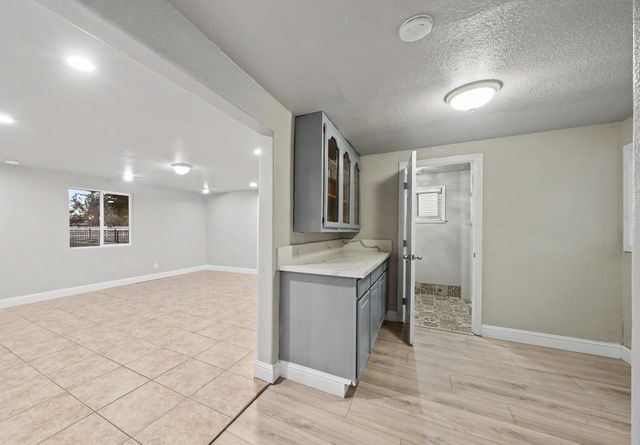 1374 E Gaschen Avenue, Fresno, CA 93725
