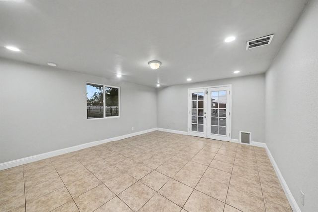 1374 E Gaschen Avenue, Fresno, CA 93725
