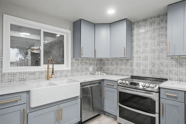 1374 E Gaschen Avenue, Fresno, CA 93725
