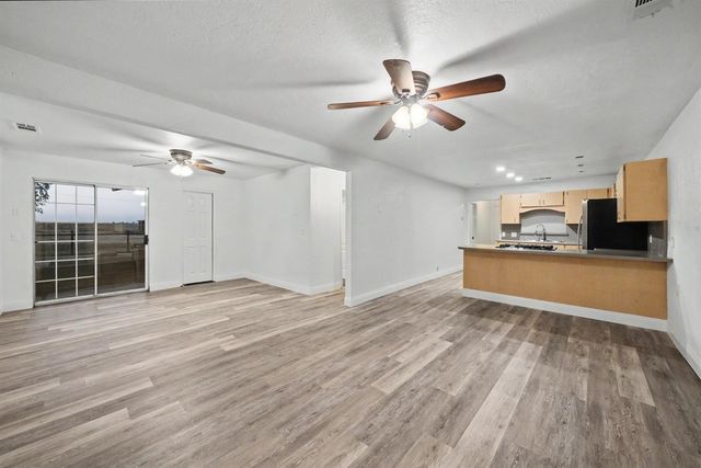 1374 E Gaschen Avenue, Fresno, CA 93725