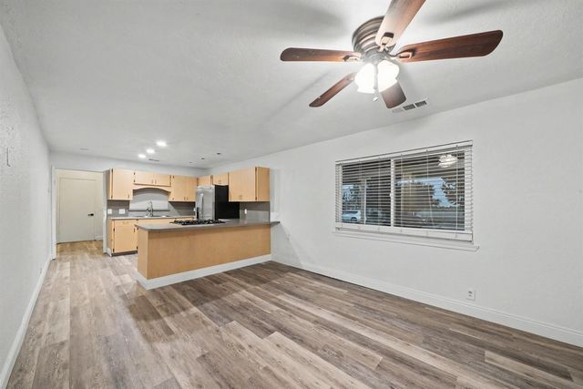 1374 E Gaschen Avenue, Fresno, CA 93725