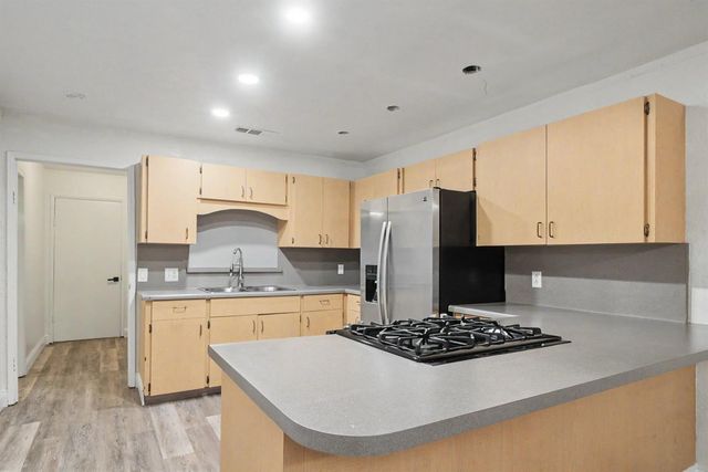 1374 E Gaschen Avenue, Fresno, CA 93725
