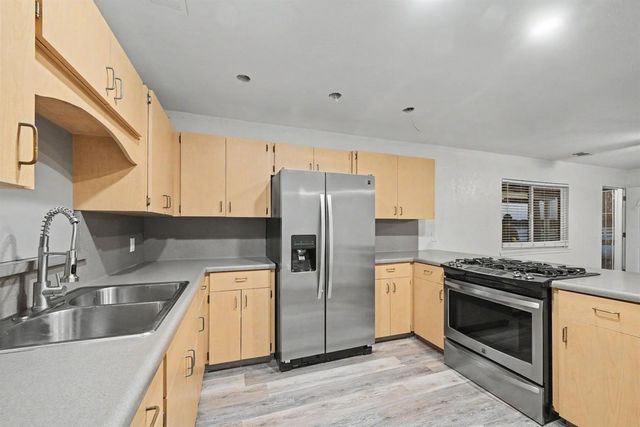 1374 E Gaschen Avenue, Fresno, CA 93725