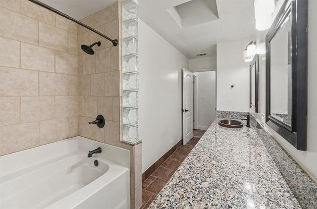 1374 E Gaschen Avenue, Fresno, CA 93725