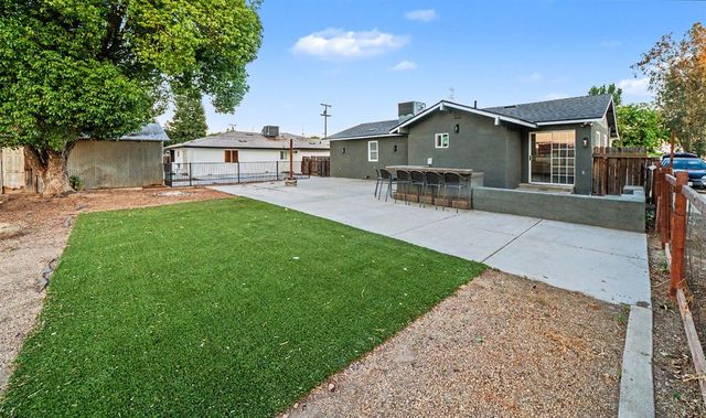 1374 E Gaschen Avenue, Fresno, CA 93725