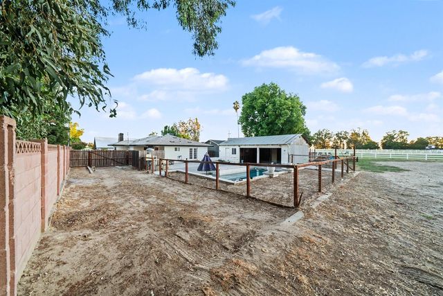 1374 E Gaschen Avenue, Fresno, CA 93725
