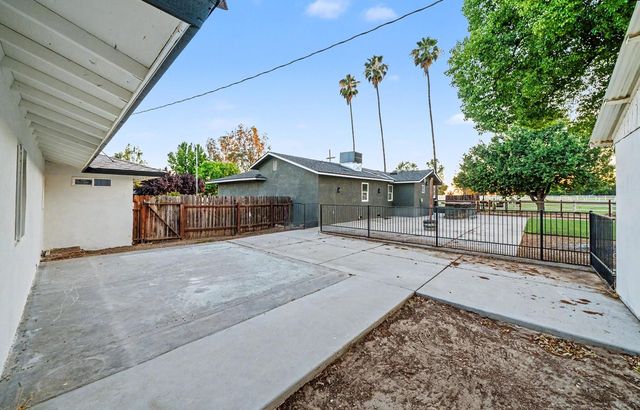 1374 E Gaschen Avenue, Fresno, CA 93725