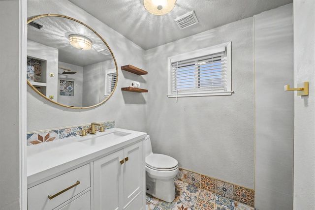 1374 E Gaschen Avenue, Fresno, CA 93725