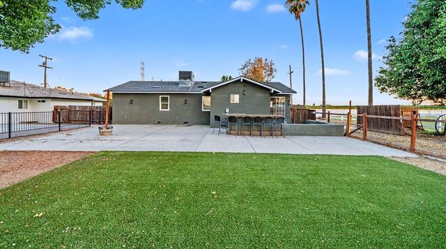1374 E Gaschen Avenue, Fresno, CA 93725