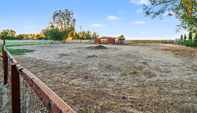1374 E Gaschen Avenue, Fresno, CA 93725