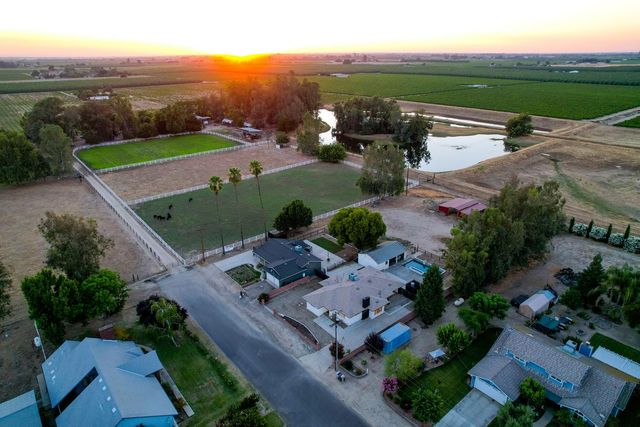 1374 E Gaschen Avenue, Fresno, CA 93725