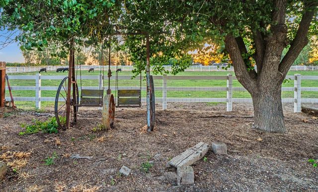 1374 E Gaschen Avenue, Fresno, CA 93725
