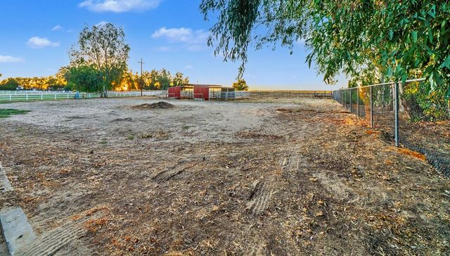 1374 E Gaschen Avenue, Fresno, CA 93725