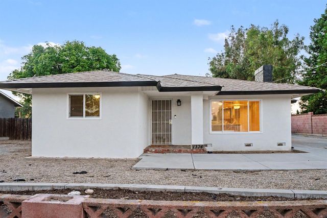 1374 E Gaschen Avenue, Fresno, CA 93725
