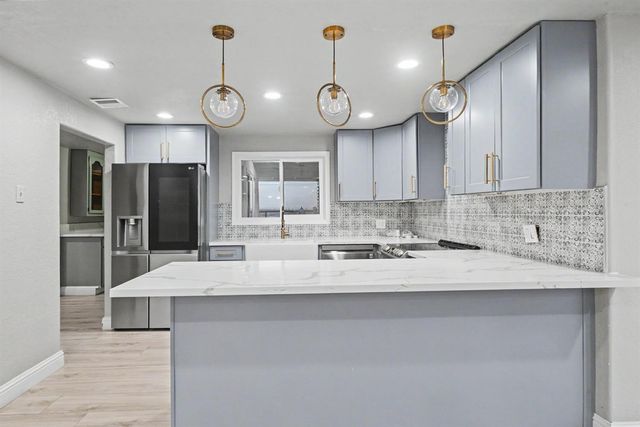 1374 E Gaschen Avenue, Fresno, CA 93725