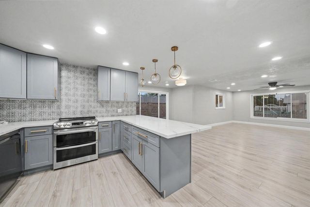 1374 E Gaschen Avenue, Fresno, CA 93725
