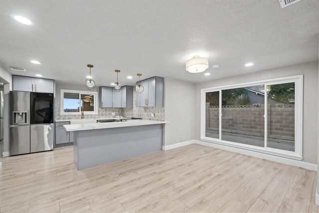 1374 E Gaschen Avenue, Fresno, CA 93725
