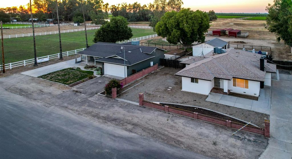 1374 E Gaschen Avenue, Fresno, CA 93725