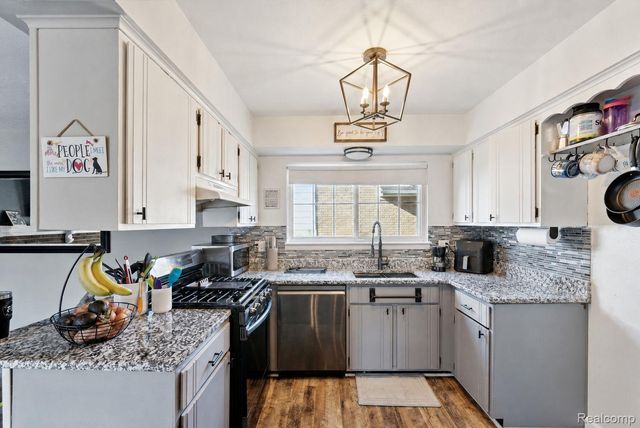 24198 COLONIAL Drive, Woodhaven, MI 48183