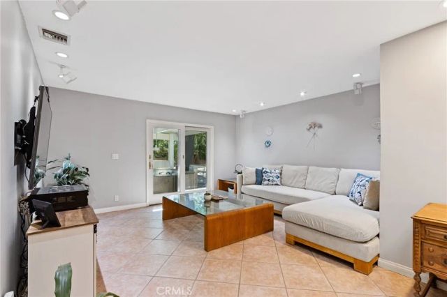 18200 Vintage, Northridge, CA 91325