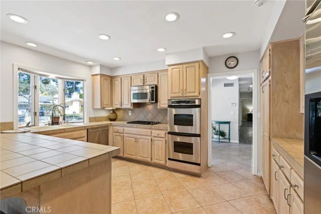 18200 Vintage, Northridge, CA 91325