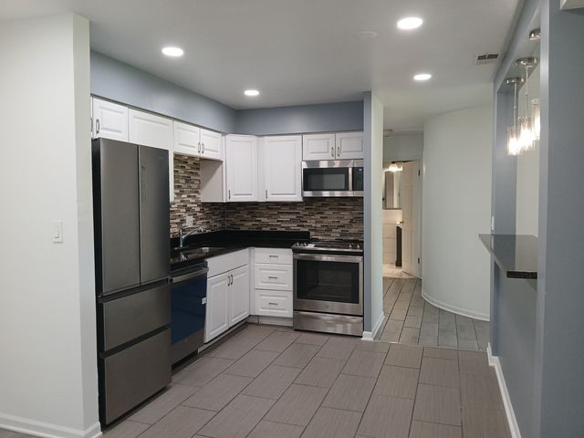 2300 Beau Monde Lane 103, Lisle, IL 60532