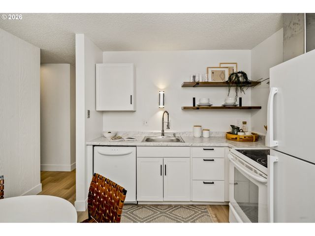 3018 Sw CARSON St, Portland, OR 97219