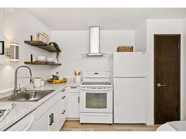 3018 Sw CARSON St, Portland, OR 97219