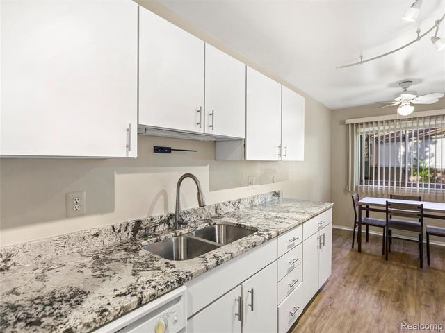 26656 Farmbrook Villa Drive, Southfield, MI 48034